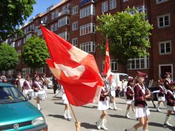 pigegarden og festligt flag